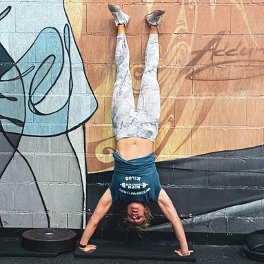 Trainerin Nina beim Handstand